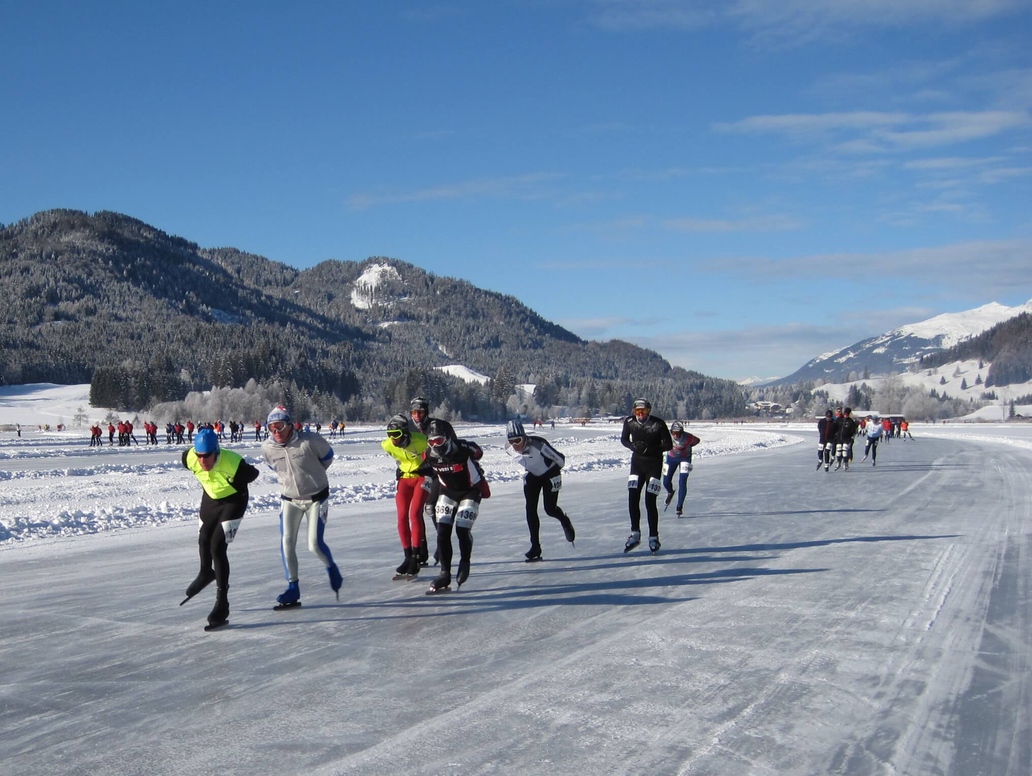 Weissensee mit Eisläufern